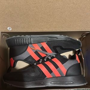 i am selling adidas tennis shoes 8 men